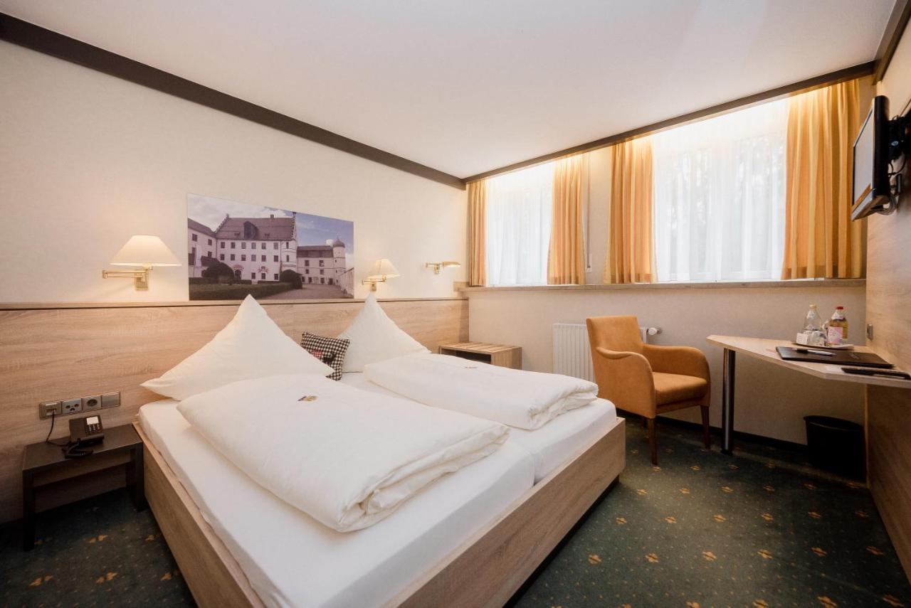 Hotel Am Schloss Illertissen Buitenkant foto